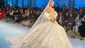 Candice Swanepoel volta às passarelas e desfila como noiva