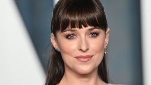 Dakota Johnson confirma presença no Baile da Vogue Brasil 2024