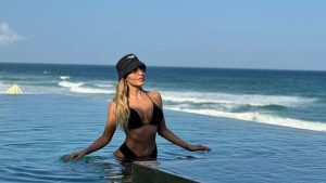Erika Schneider curte piscina com vista deslumbrante em Maceió