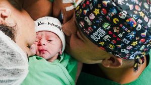 João Gomes se despede da família para cumprir agenda de shows