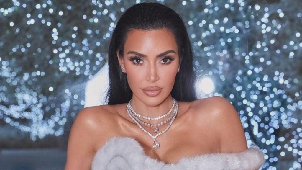 Kim Kardashian aparece sem maquiagem em foto publicada por sua filha