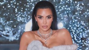 Kim Kardashian aparece sem maquiagem em foto publicada por sua filha