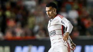 Botafogo faz proposta oficial por Matheuzinho, jogador do Flamengo