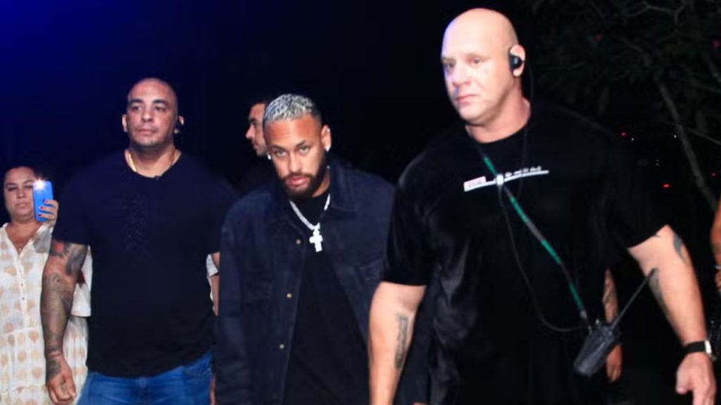Neymar aparece no aniversário de Romário protegido por seguranças