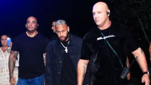 Neymar aparece no aniversário de Romário protegido por seguranças
