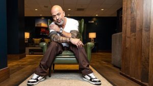 Comediante Jo Koy é convidado a apresentar o Globo de Ouro 2024