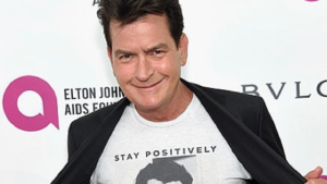 Charlie Sheen tem casa invadida e é atacado por vizinha