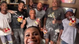 Jojo Todynho vira alvo de críticas após presentear funcionários