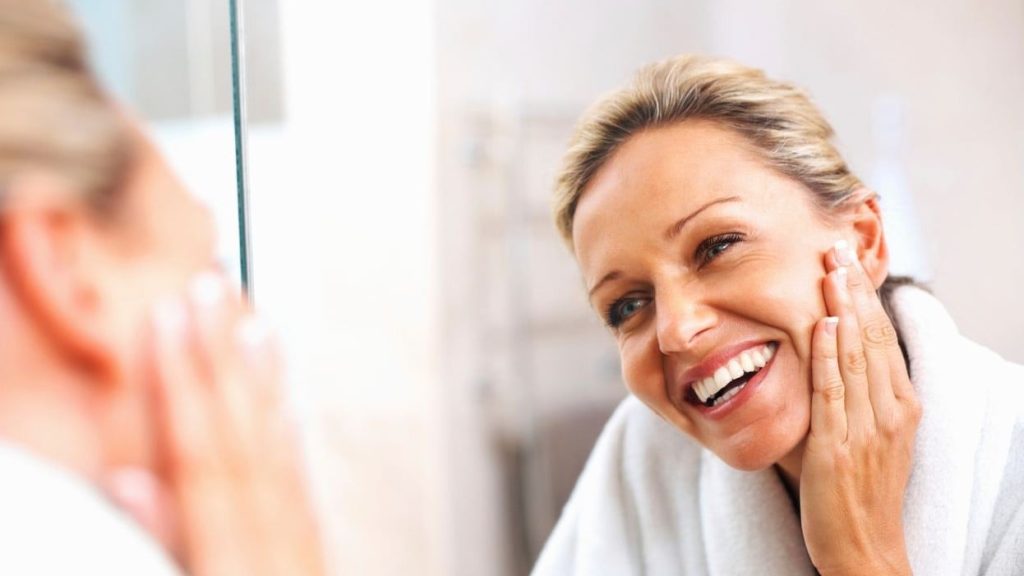 Veja como lidar com o inchaço do rosto ao acordar Veja como lidar com o inchaço do rosto ao acordar