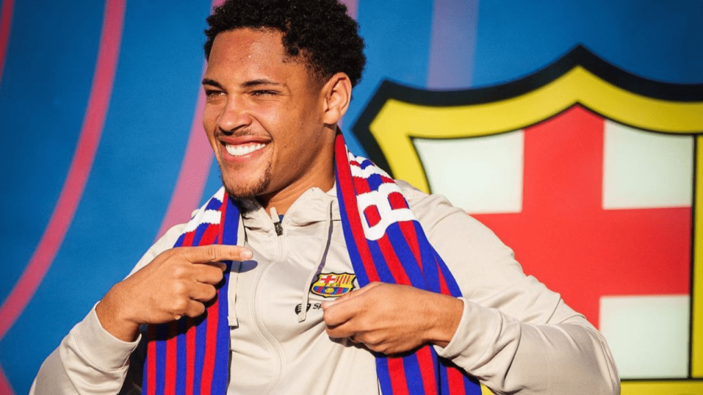 Vitor Roque aparece com a camisa do Barcelona em post de Natal