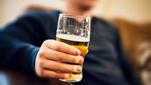 Dicas de cuidados e como perceber se sua bebida foi adulterada