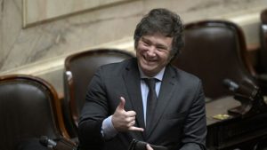 Novo decreto de Milei corta 7 mil funcionários do governo argentino