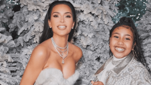 North West compõe look de Natal com a famosa jaqueta Balmain de Ye