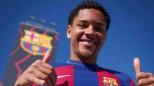 Vitor Roque, recém-contratado pelo Barcelona, embarcou ontem à Europa