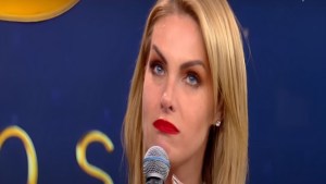 Ana Hickmann se emociona durante “Família Record”