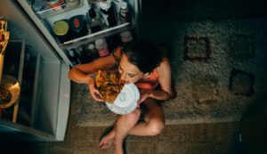 Entenda como acontece a troca da compulsão alimentar por outros vícios