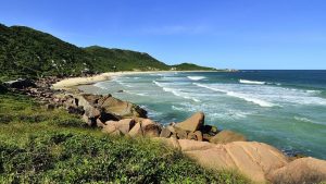 Conheça três praias de naturismo localizadas em Santa Catarina