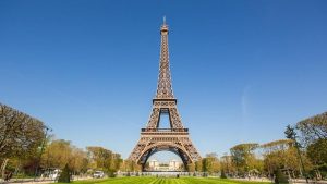 Torre Eiffel é fechada ao público em meio a greve sindical