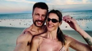 Rodrigo Hilbert mostra fotos românticas com Fernanda Lima na praia