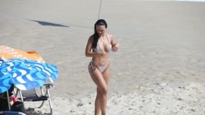 Rafa Kalimann aproveita fim de ano na praia com biquíni prateado