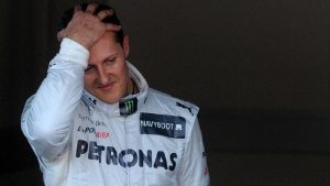 Schumacher passa por tratamento dentro de carro
