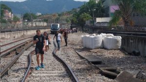 Trem do MetrôRio descarrilha e deixa pessoas presas em vagões