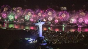Rio de Janeiro recebe 2024 com show de drones, orquestra e homenagem