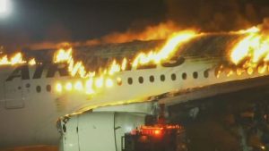 Avião colide com outra aeronave em Tóquio e deixa cinco mortos
