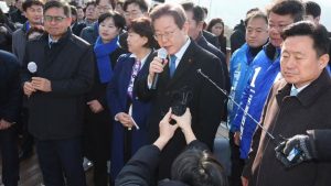 Lee Jae-myung, líder da oposição sul-coreana, é esfaqueado no pescoço