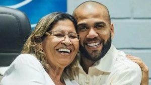Mãe de Daniel Alves vaza fotos de jovem que o acusou de estupro