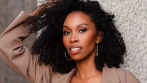 Atriz de “Pantera Negra”, Carrie Bernans, sofre atropelamento