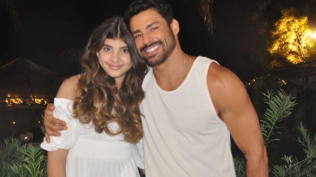 Cauã Reymond publica fotos do Réveillon com a filha Sofia 