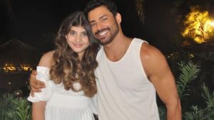 Cauã Reymond publica fotos do Réveillon com a filha Sofia 