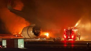 Airbus A350 e Avião da Guarda Costeira colidem em pouso no Japão