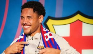 Vitor Roque é regularizado no Barcelona e já pode estrear pelo clube