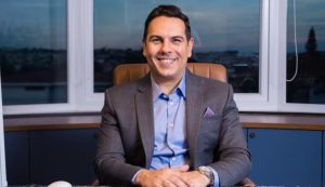 Febre entre famosas, Danilo Furlan explica sobre sua técnica Cintura de Barbie