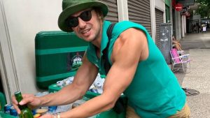 Daniel Erthal, ex-galã da Malhação, vende cerveja nas ruas de Copacabana