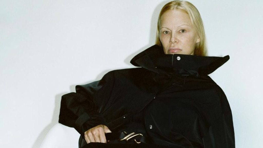 Pamela Anderson faz ensaio sem maquiagem para a grife Proenza Schouler