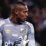 John é contratado como goleiro pelo Botafogo