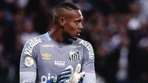 John é contratado como goleiro pelo Botafogo