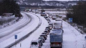 Inverno castiga Europa com nevascas ao norte e inundações a oeste