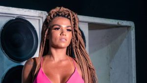 Após afastamento de sete meses na web, MC Sabrina posta foto em bar