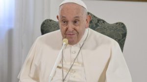 Papa Francisco condena e pede proibição da barriga de aluguel