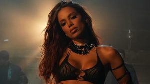 Anitta supera Claudia Leitte no Billboard Hot 100, com o hit Bellakeo