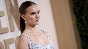 Natalie Portman comparece ao Globo de Ouro sem aliança de casamento