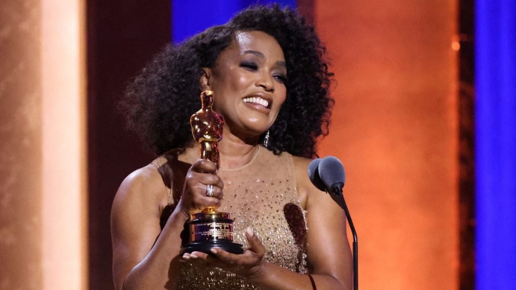 Angela Bassett recebe Oscar honorário durante o Governors Awards Angela Bassett recebe Oscar honorário durante o Governors Awards