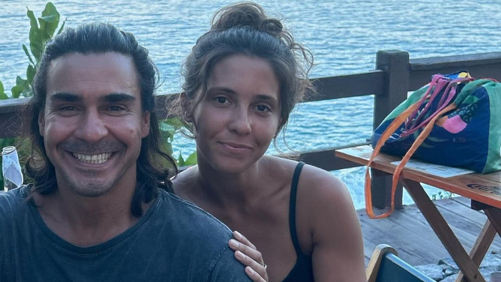 Após polêmica por pensão, André Gonçalves posa com a filha