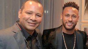 Pai de Neymar confirma empréstimo para Daniel Alves