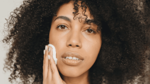 Entenda como o ácido azelaico pode ajudar sua pele no verão