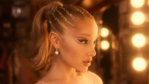 Ariana Grande volta à indústria musical com novo single “Yes, and?”
